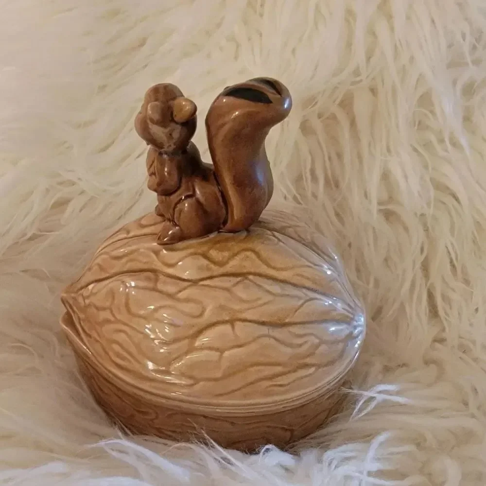 🆕️🐿Vintage Armbee Squirrel on a Walnut Nut/Candy Dish (Japan)
